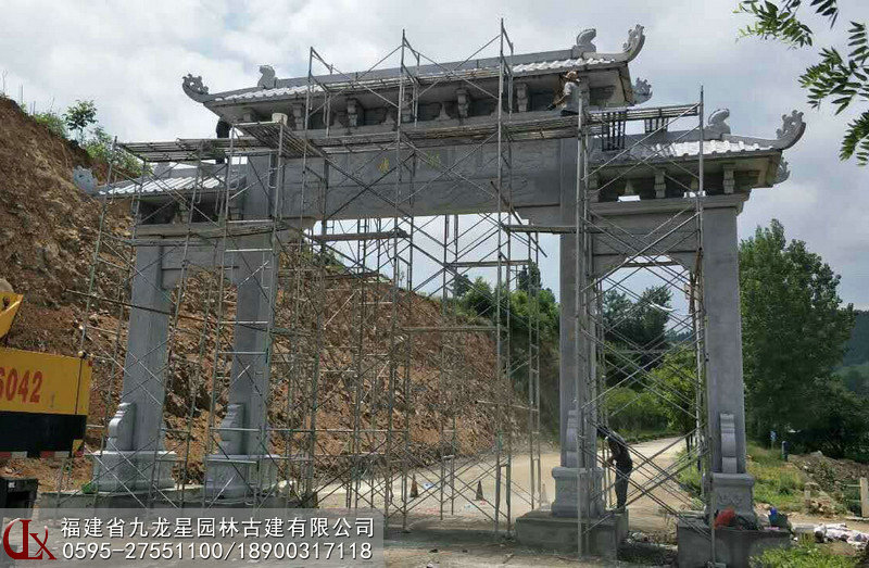 鄉村石牌坊